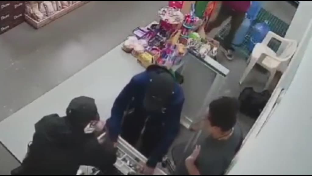 Bandidos armados rendem funcionária e assaltam loja em Rio do Sul