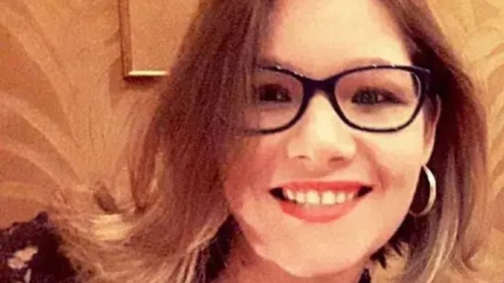 Mulher cai de caminhonete, é atingida por geladeira e acaba morta