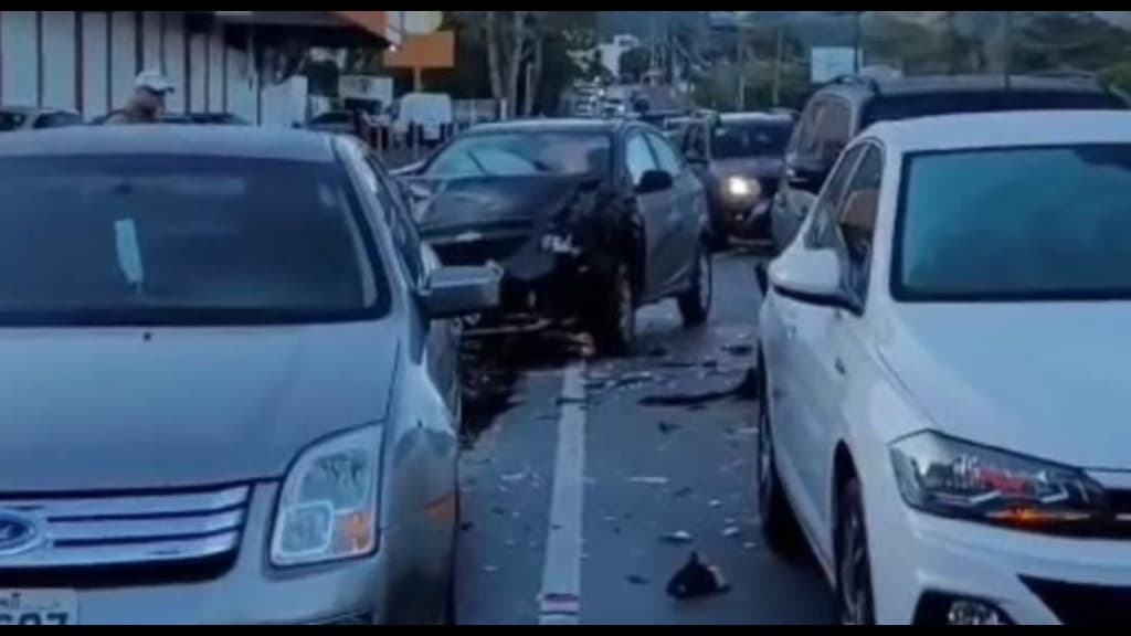 Acidente entre cinco carros na SC-404 deixa mulher ferida
