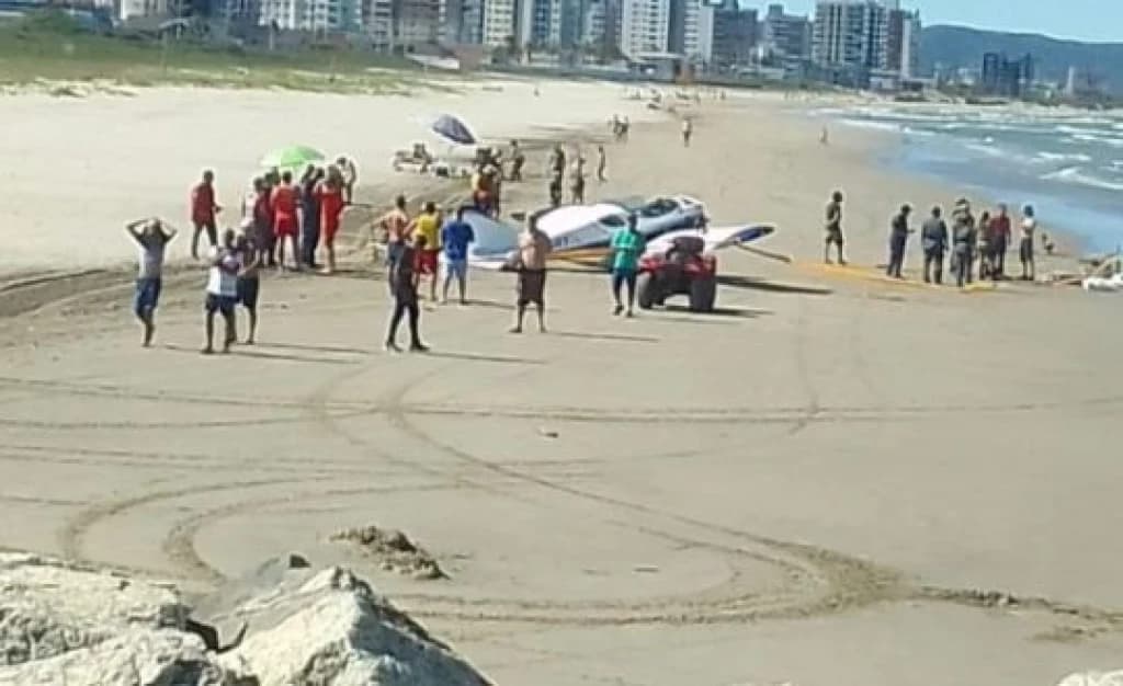 Monomotor faz pouso forçado em praia de Navegantes