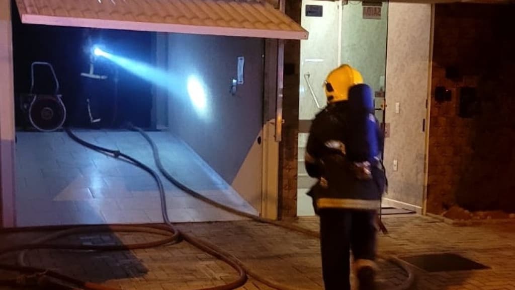 Chamas consomem garagem de prédio em Porto Belo