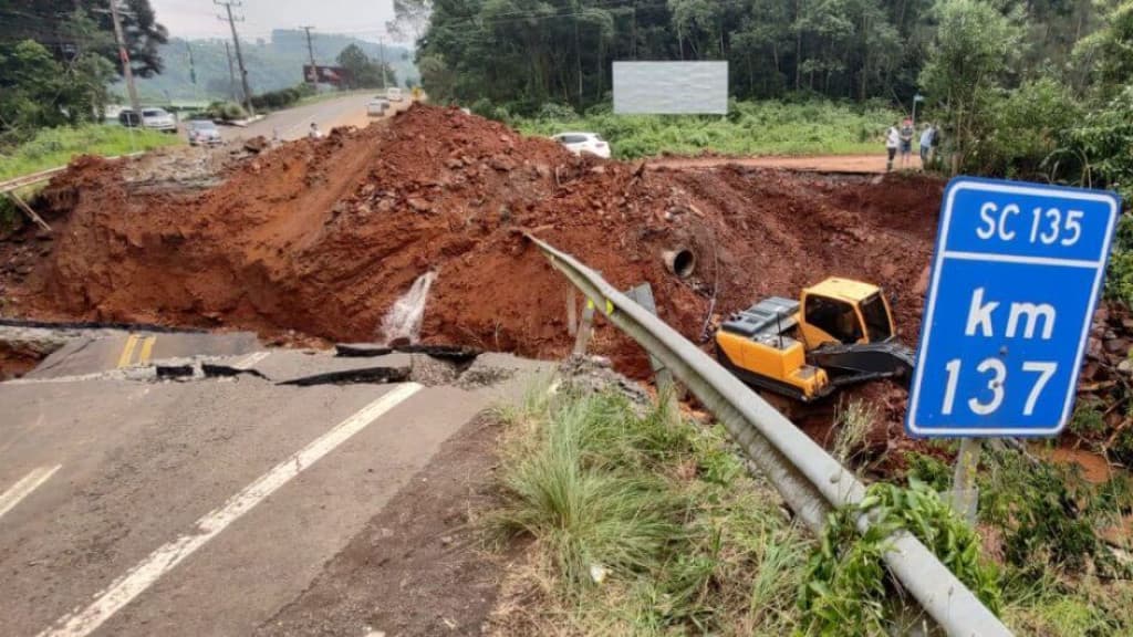 Rodovias seguem interditadas após chuva em SC