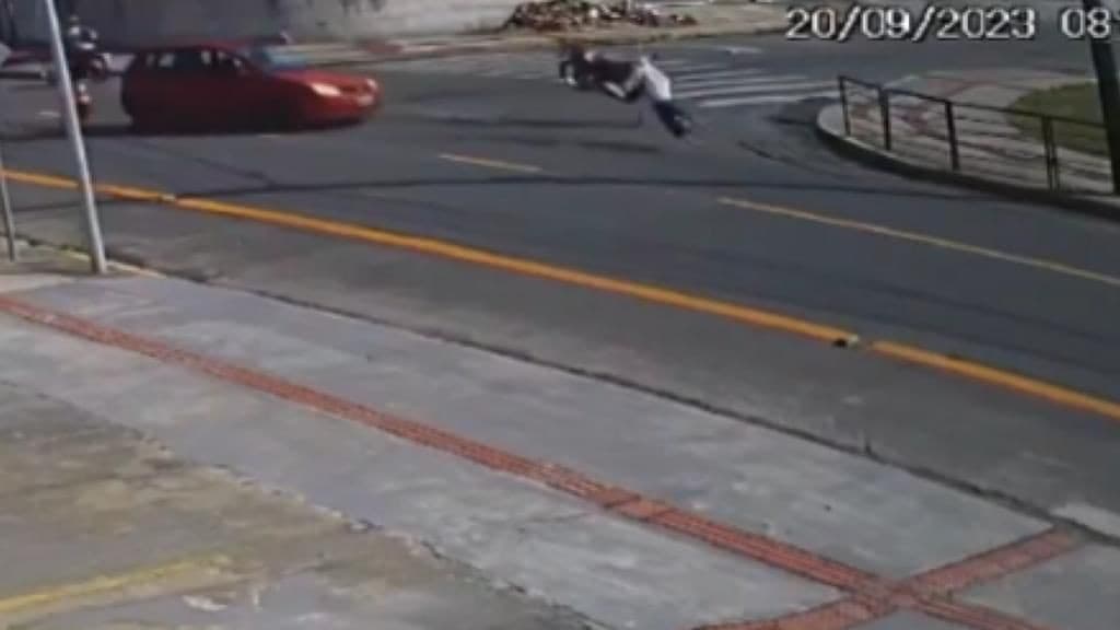 VÍDEO: Motociclista “voa” após colisão entre carro e moto