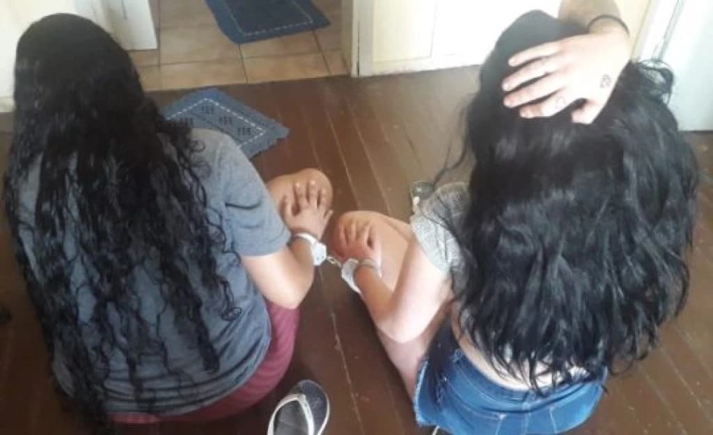 Mulheres são presas acusadas de arrombamento de carros em Porto Belo