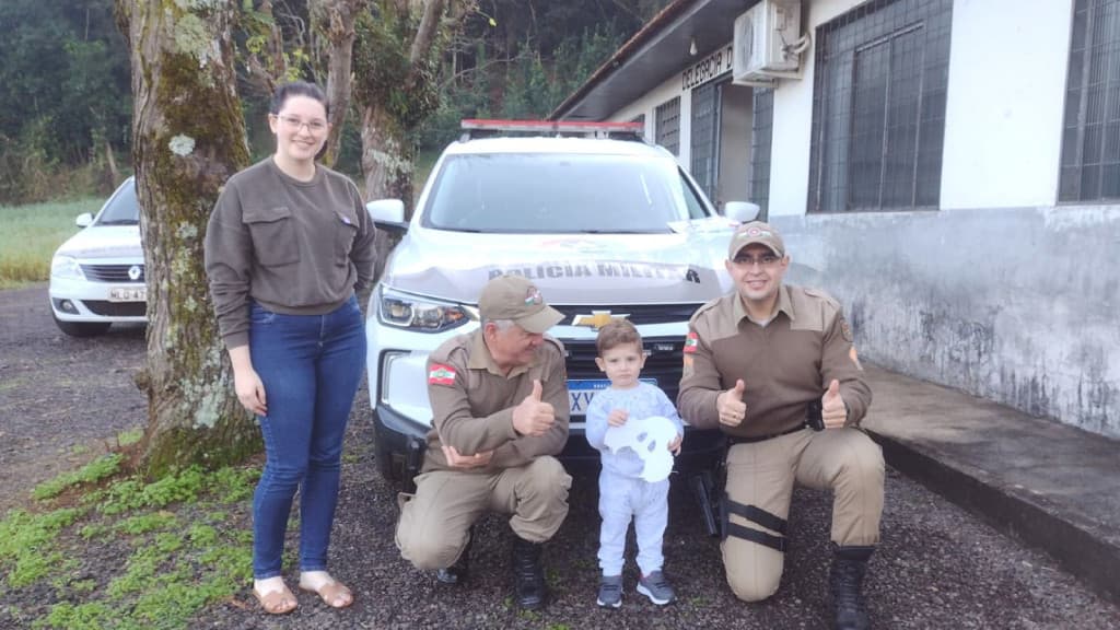Menino de 2 anos supera o medo e conhece policiais em SC