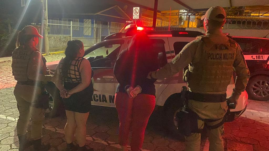 Mulher é flagrada com buchas de cocaína no sutiã em São João Batista