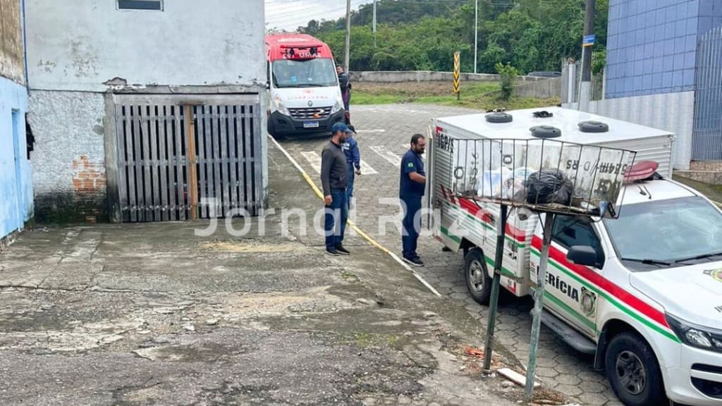 Homem tenta matar casal gay para “salvar do inferno” e acaba morto, em Biguaçu