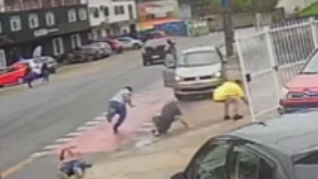 Criminoso rouba carro e atropela vítimas durante fuga em Joinville