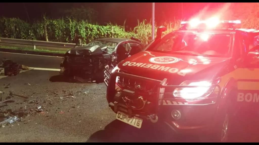 Acidente deixa motoristas presos às ferragens em Blumenau