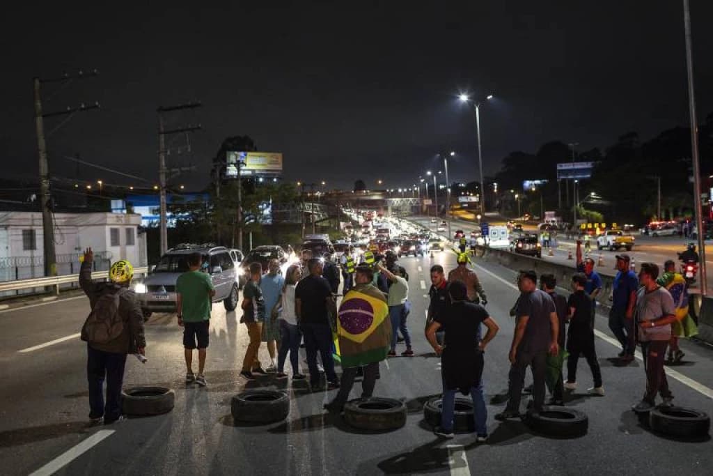 URGENTE: Manifestantes voltam a fechar a BR-101 em Santa Catarina