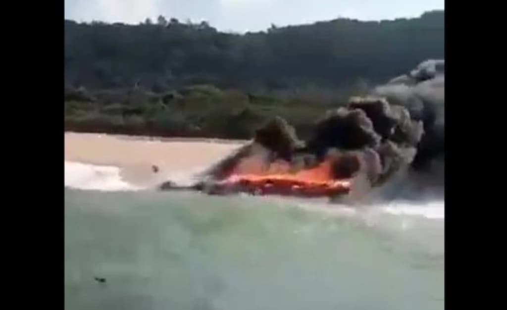 Lancha pega fogo em Balneário Camboriú