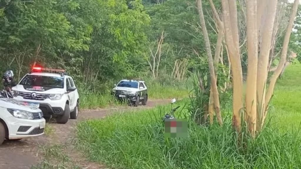 Mulher vestida de noiva é encontrada morta às margens de rodovia