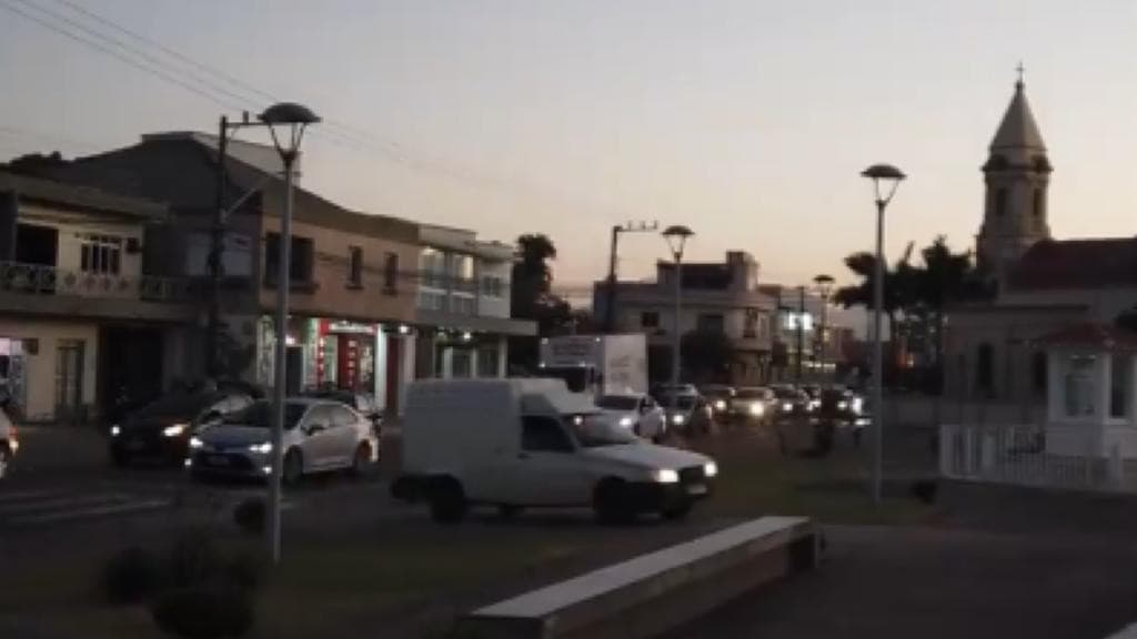 Motorista cruza pátio da Igreja Matriz para fugir de trânsito caótico em Tijucas