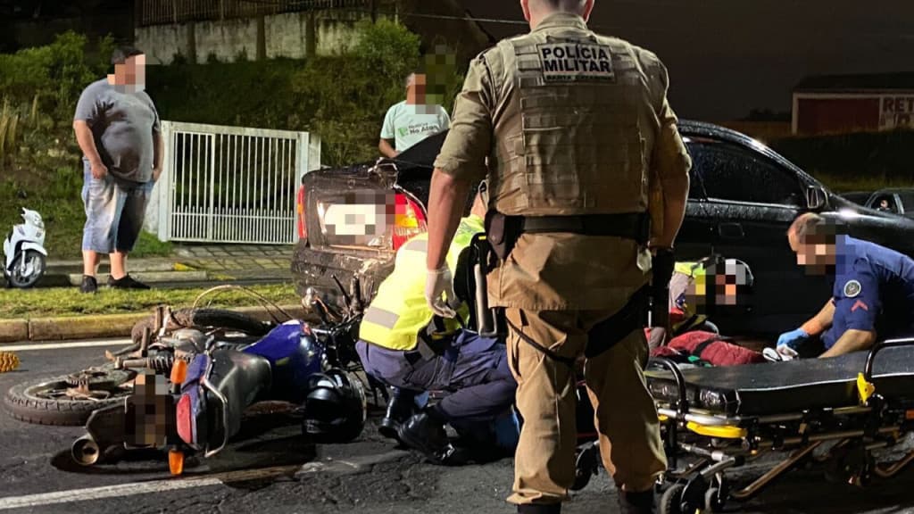 Colisão entre motocicleta e carro deixa homem gravemente ferido