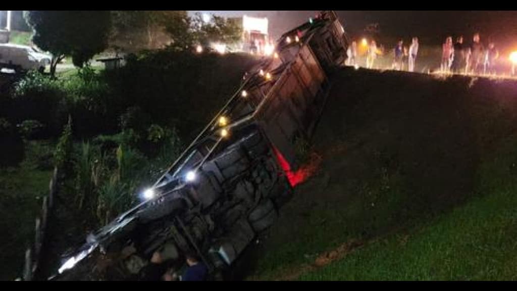 Caminhoneiro não percebe fila, esmaga carros e deixa um morto em SC