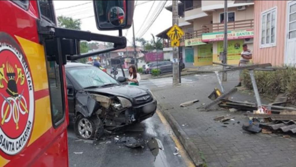 Motorista sofre mal súbito ao volante e destrói ponto de ônibus