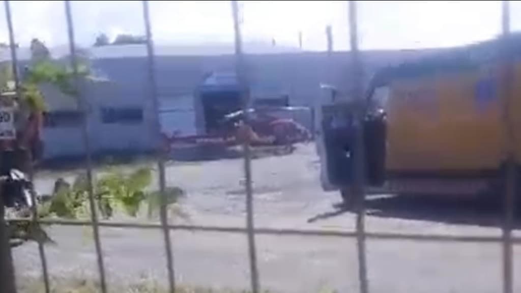 Borracheiro tem cabeça prensada por caminhão durante troca de pneu