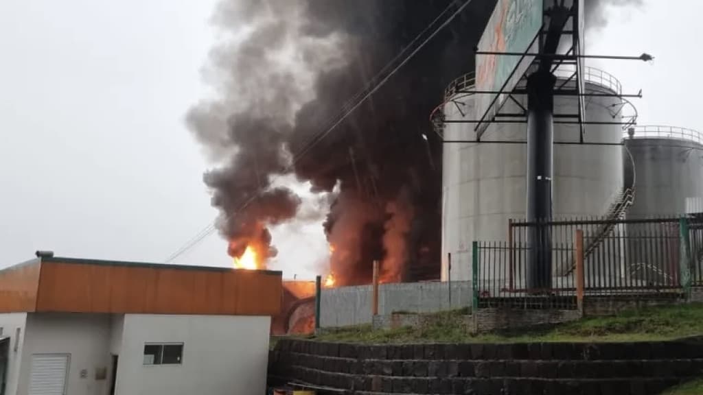 Incêndio em distribuidora de combustíveis chega ao terceiro dia