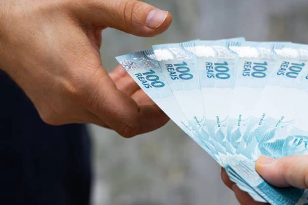 Você tem direito a 13º salário? Confira até quando 1ª parcela deve ser paga