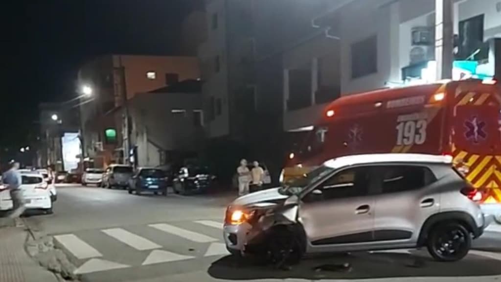Carro com duas mulheres e uma criança capota após acidente em São João Batista