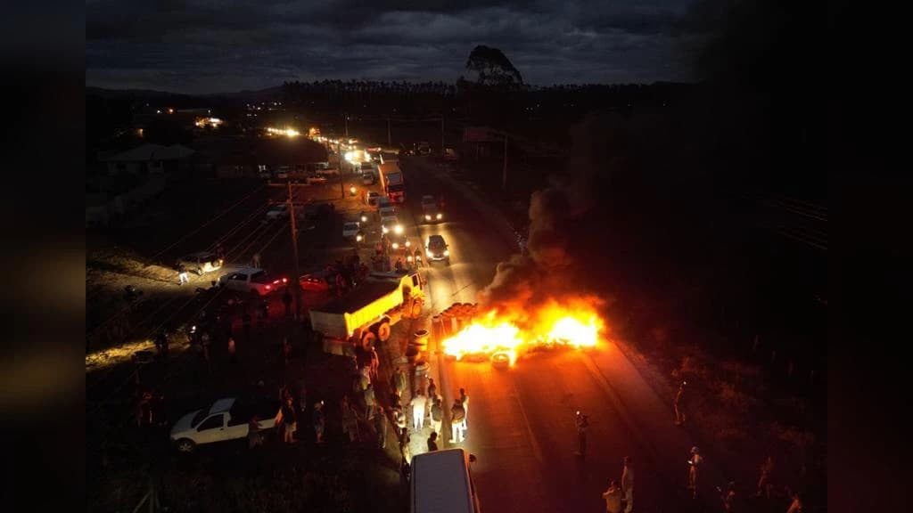 Manifestantes bloqueiam totalmente SC-410  em Tijucas