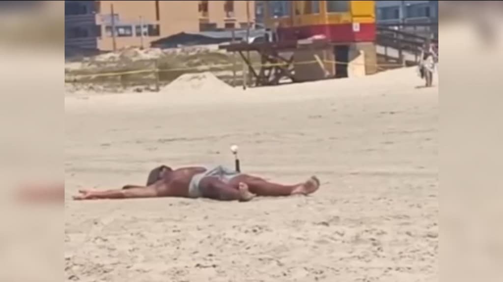 Ao lado de crianças e mulheres, indivíduo é flagrado “de barraca armada” em praia de SC