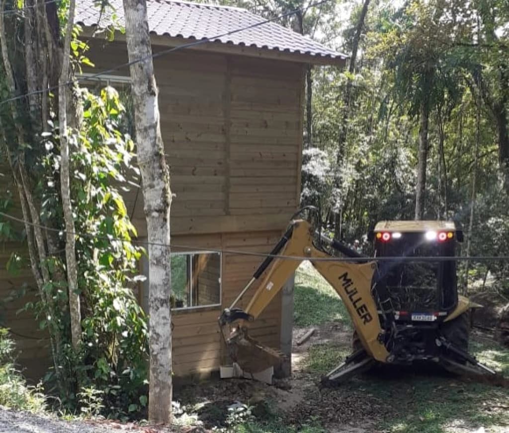PM demole construção em área de preservação ambiental em Itapema