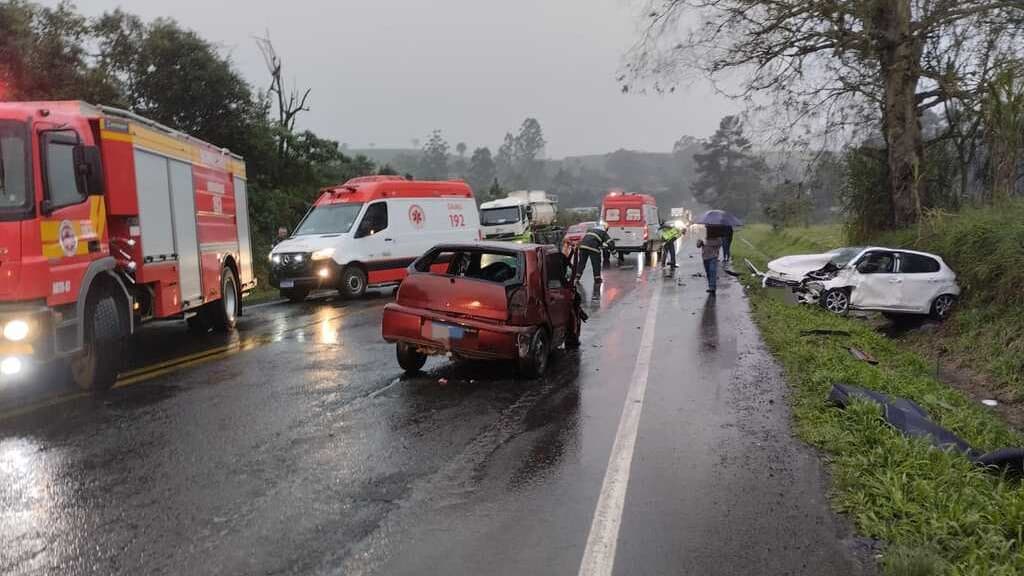 Grave acidente entre dois carros deixa cinco feridos na BR-470