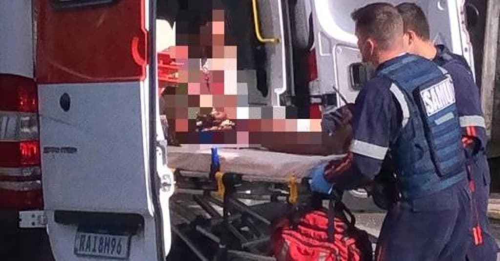Homem é preso após esfaquear mãe e padrasto idosos em SC