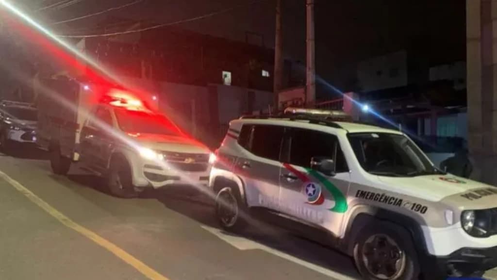 Corpo de homem é encontrado em baixo de sofá em SC