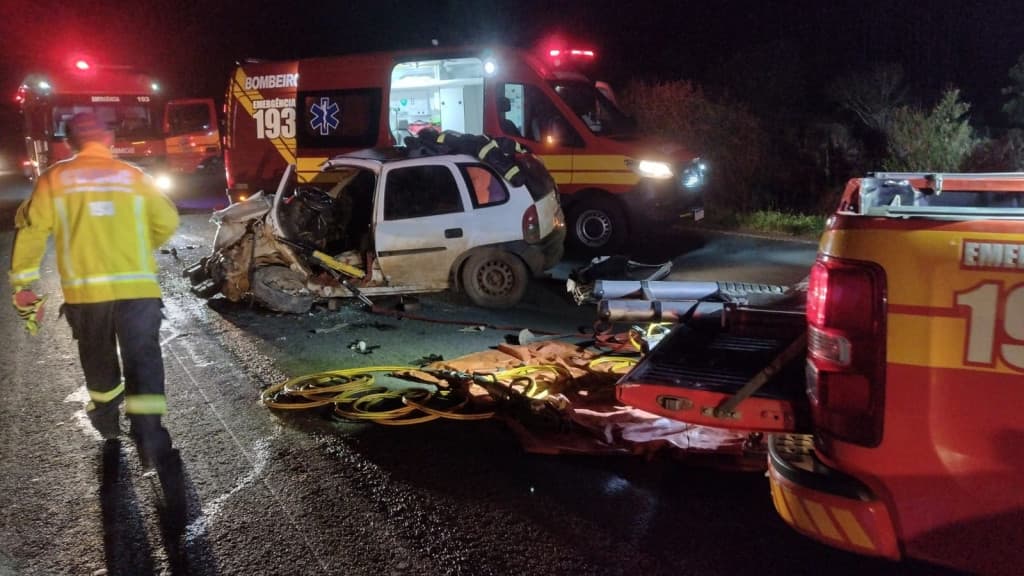 Motorista fica preso às ferragens em acidente de trânsito na BR-470, em SC