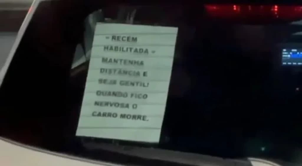 Motorista recém-habilitada deixa bilhete no vidro de trás do carro em SC
