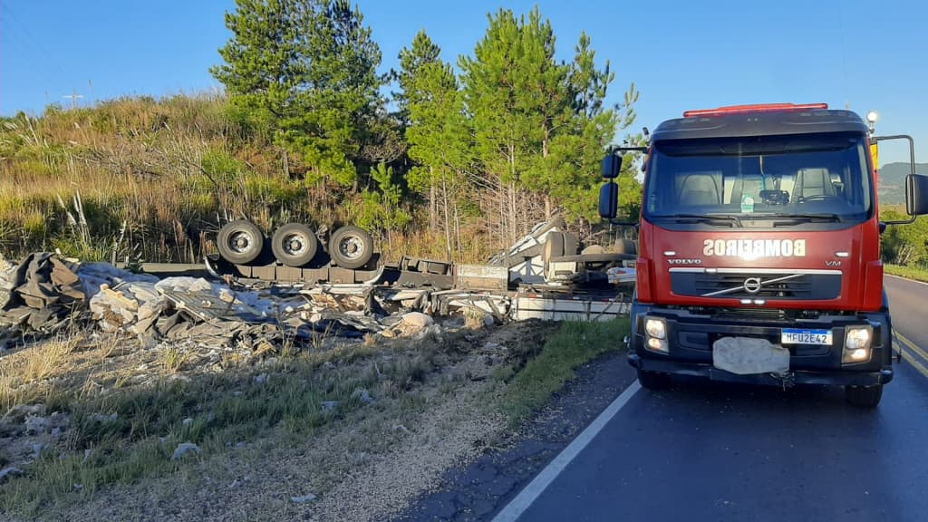 Caminhoneiro morre ao ficar preso às ferragens em grave acidente na SC-150