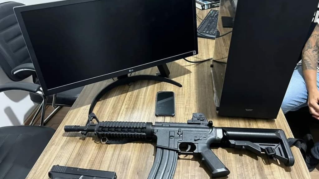 Adolescente é apreendido com simulacro de arma e ameaça de massacre em escola de SC