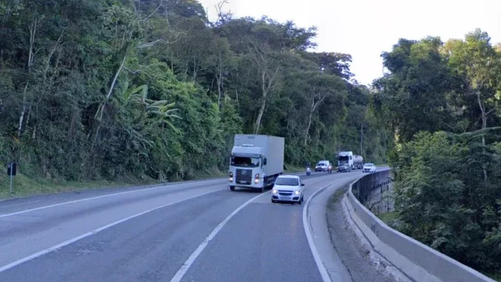 Homem de 50 anos sofre lesões graves após colisão na BR-101, em BC