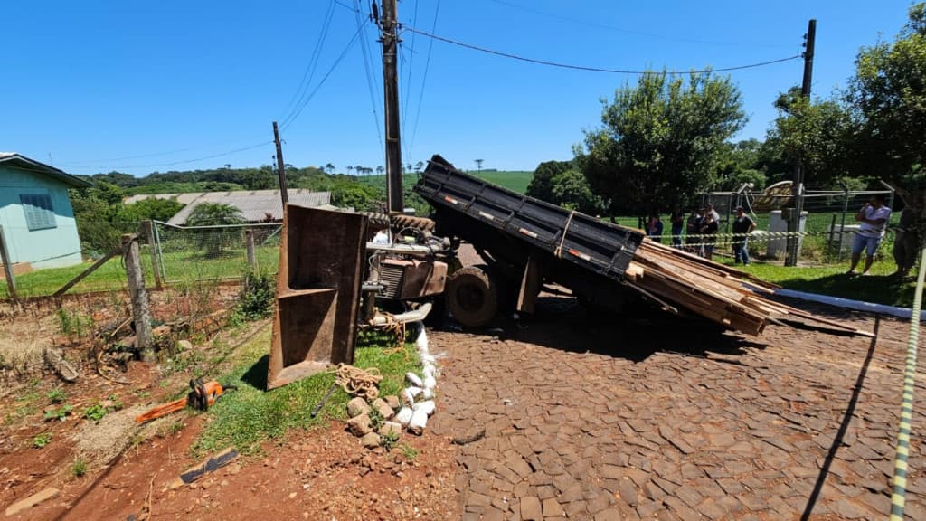 Idoso morre esmagado após trator tombar em SC