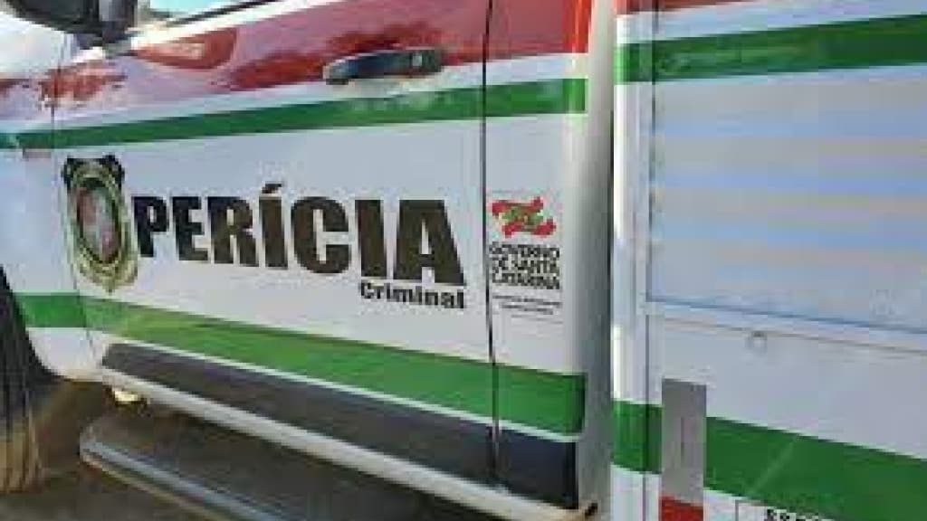 Mulher é encontrada morta dentro de residência vazia