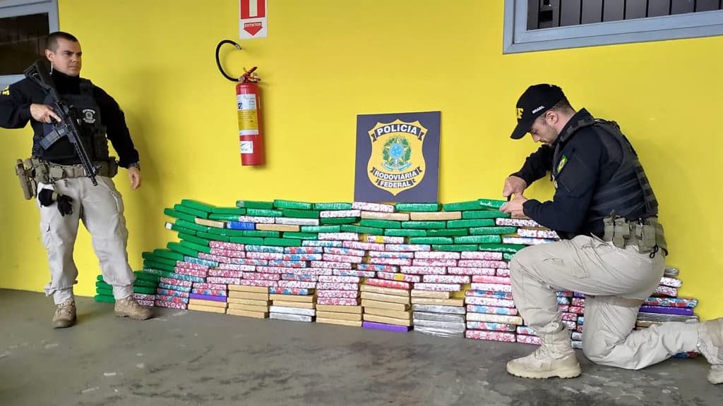 Adolescente e motorista do PR são presos com 125kg de drogas com destino a BC