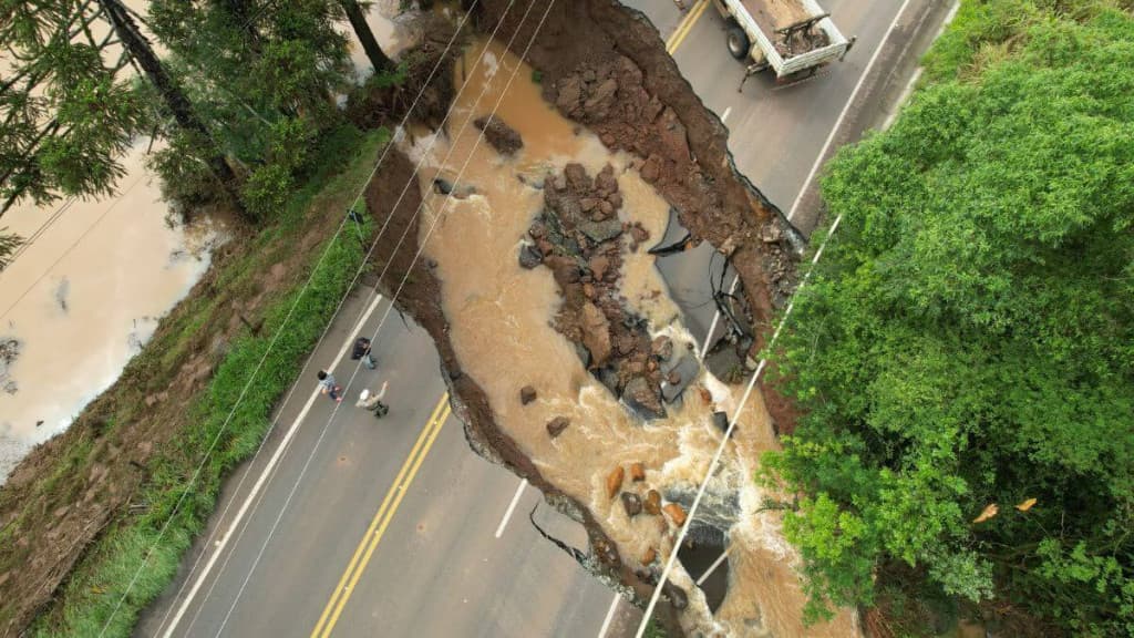 Cratera se abre após chuva e interdita SC-135
