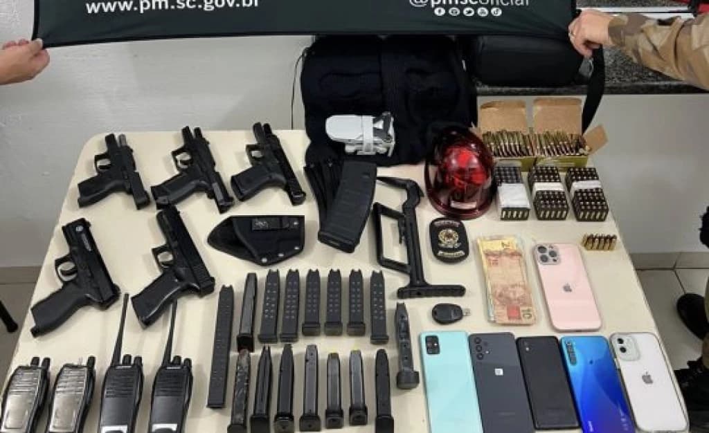 Polícia encontra arsenal de armas na casa de suspeitos de assalto a joalheria em Balneário Camboriú