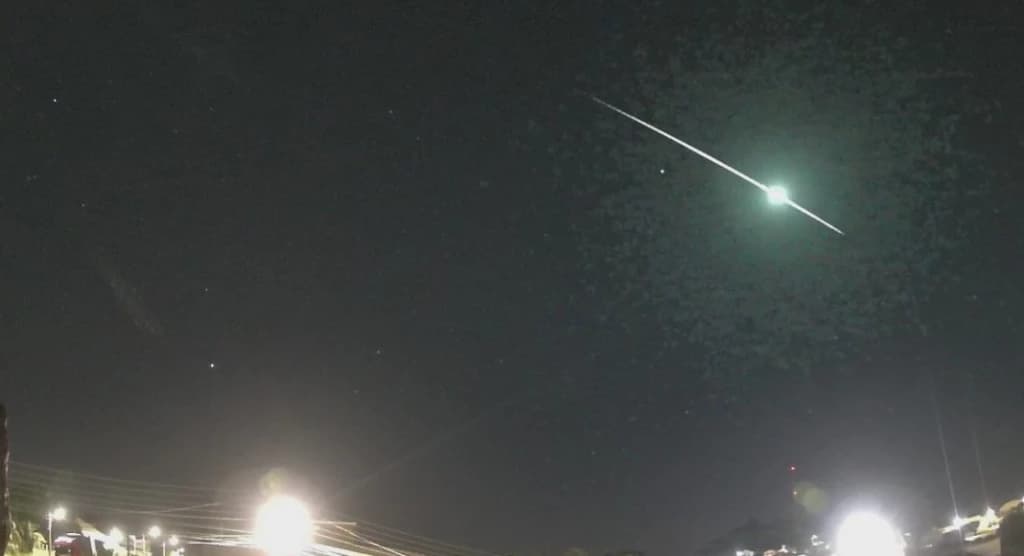 VÍDEO: Meteoro explosivo é registrado no céu de SC