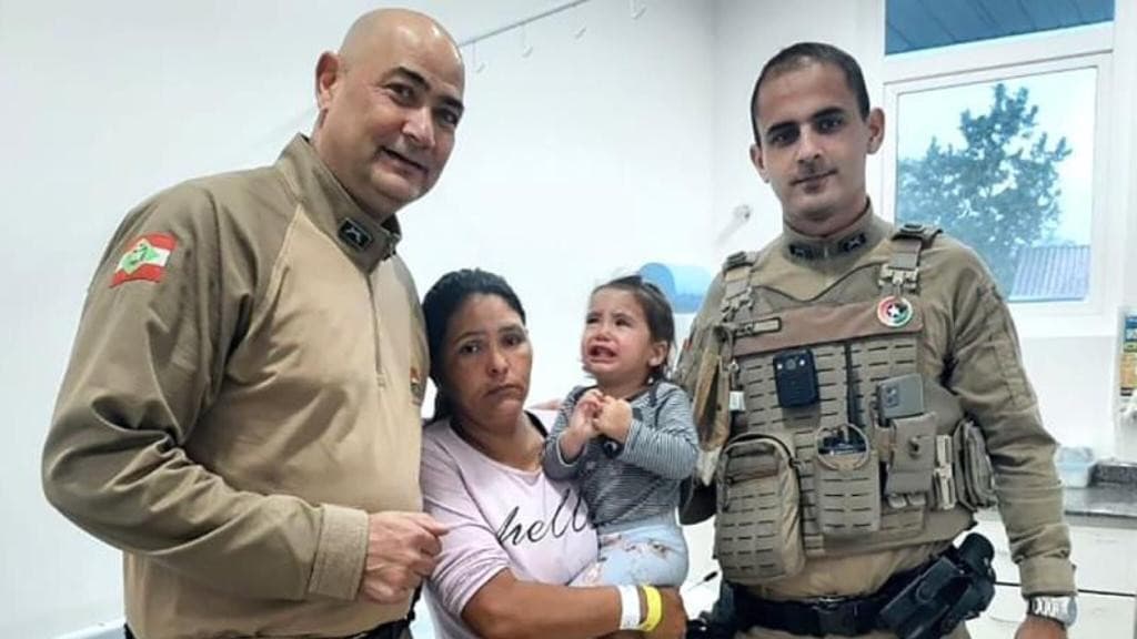Policiais reanimam criança desacordada a caminho do hospital em SC