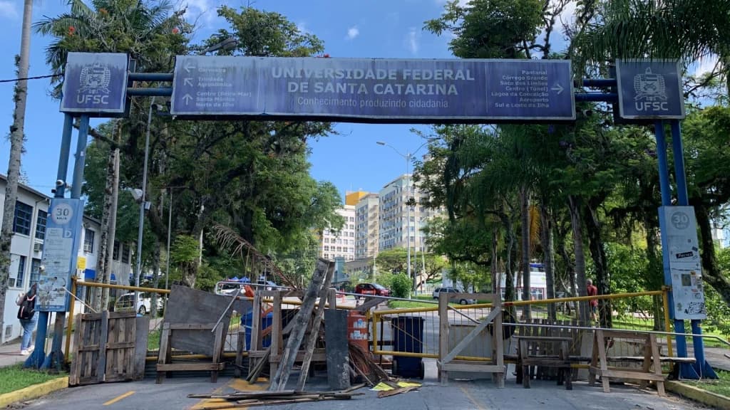 Corte de verbas na educação gera protestos e paralisação na UFSC