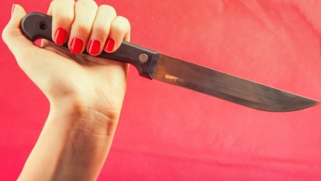Mulher acerta facada no abdômen de vizinho durante discussão em Camboriú
