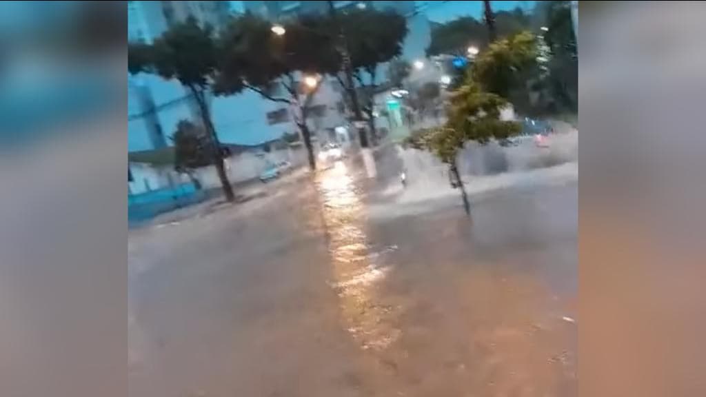 Enxurrada provoca estragos e alagamentos após dia de calor intenso em SC