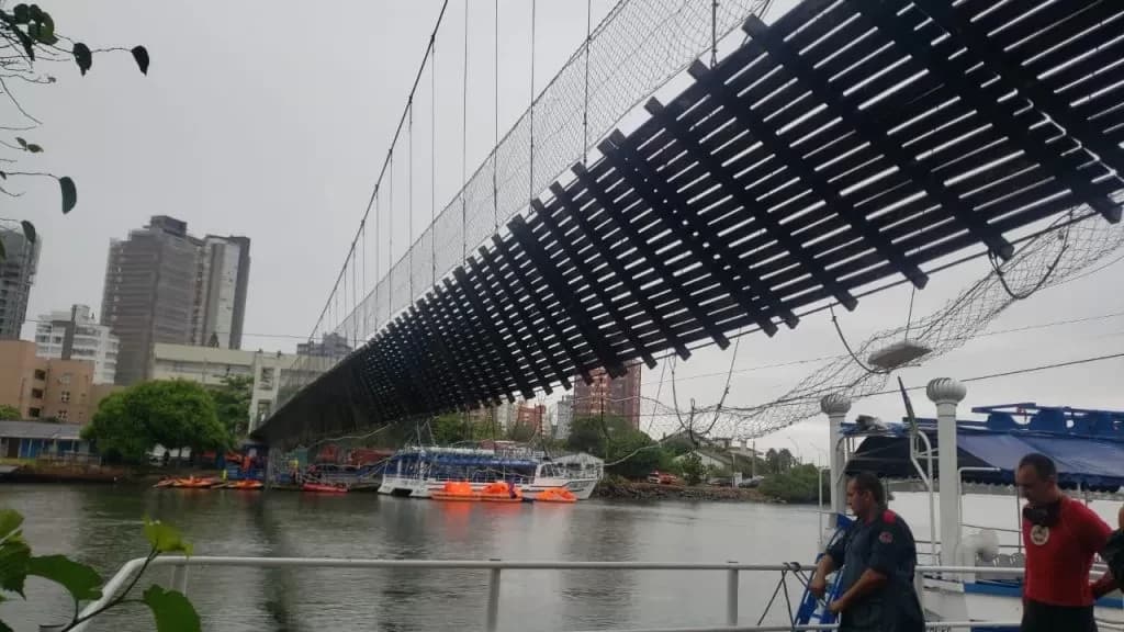 Três pessoas seguem desaparecidas após queda de ponte na divisa entre RS e SC