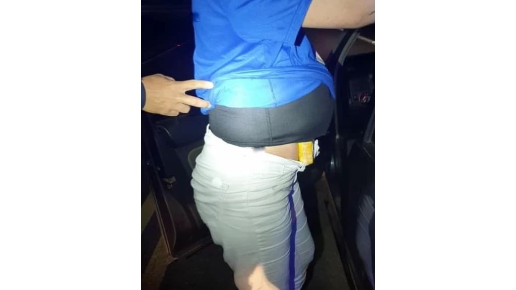 Falsa grávida é presa com cocaína encondida na barriga em SC