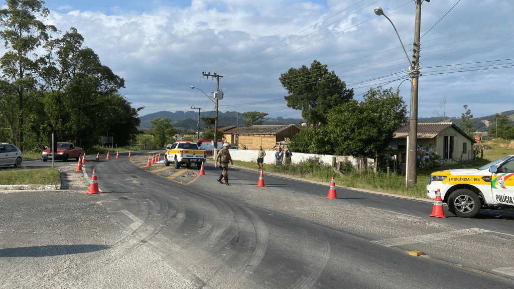 Motociclista morre após colisão com caminhão na SC-445