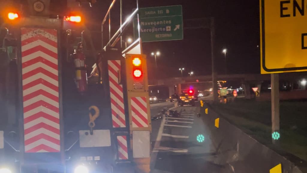 Jovem cai de moto e morre atropelada por caminhão na BR-101
