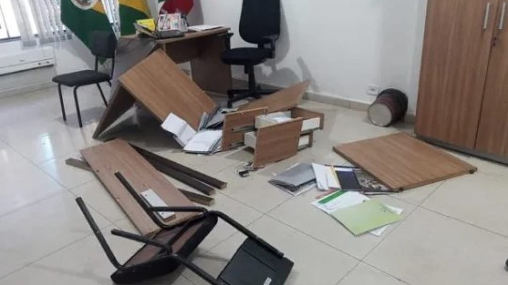 Revoltado com pedido negado, morador vandaliza prefeitura de cidade catarinense